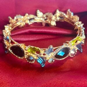 𝐕𝐢𝐧𝐭𝐚𝐠𝐞 Gold Colored Bracelet With Black Rhinestones And Leaf Details